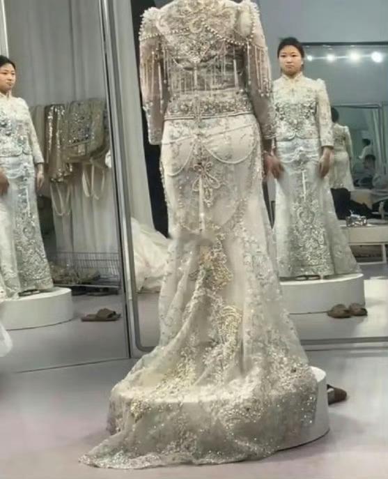 试完婚纱，她为什么笑不出来