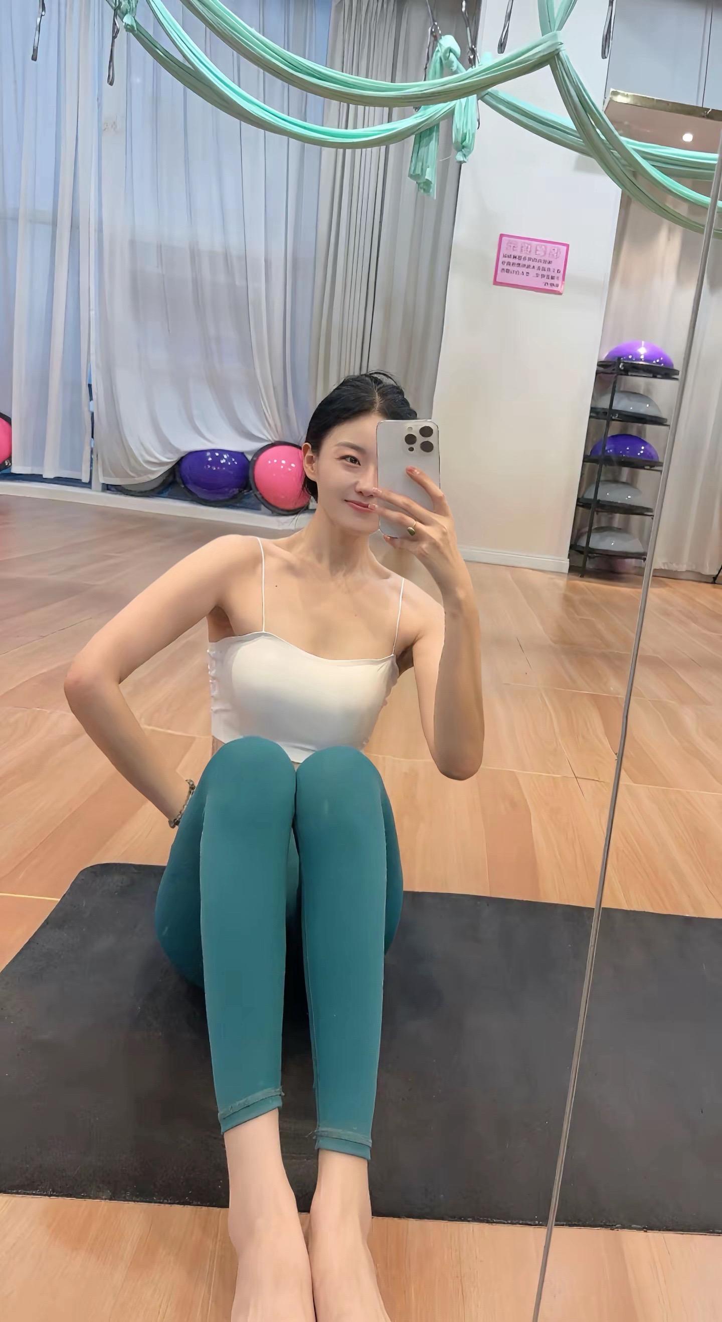 女人最无声的炫耀，保持一成不变的身材，年龄成迷.练习瑜伽不是一夜之间的...