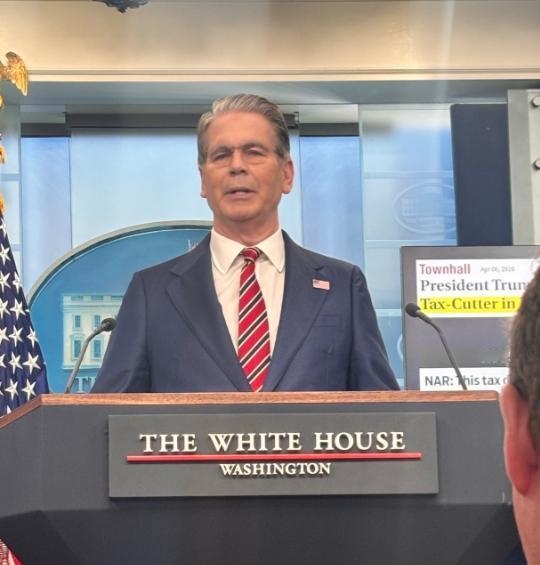 美财长下死命令：中资银行敢碰伊朗资金，直接踢出全球金融圈。2026年4月