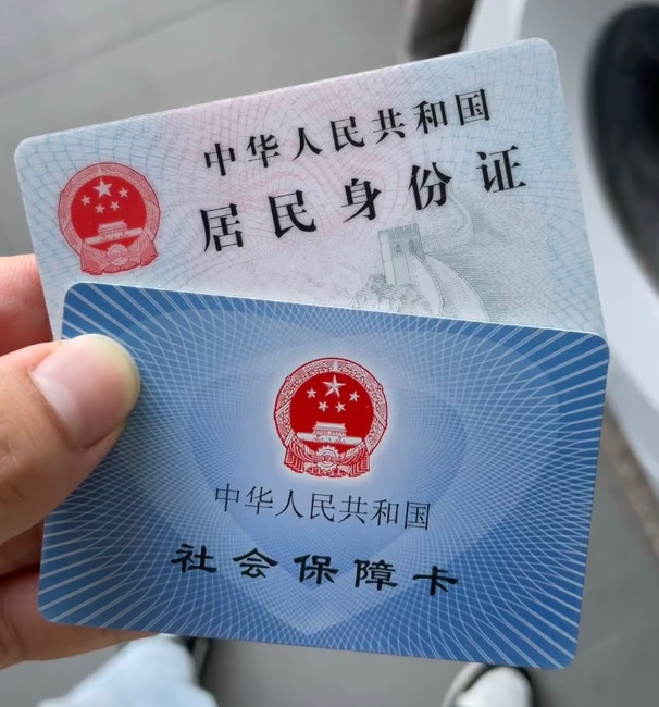 公司入职了一位新员工，面试的时候有跟该员工说入职满3个月缴纳社保，问她同不同意，