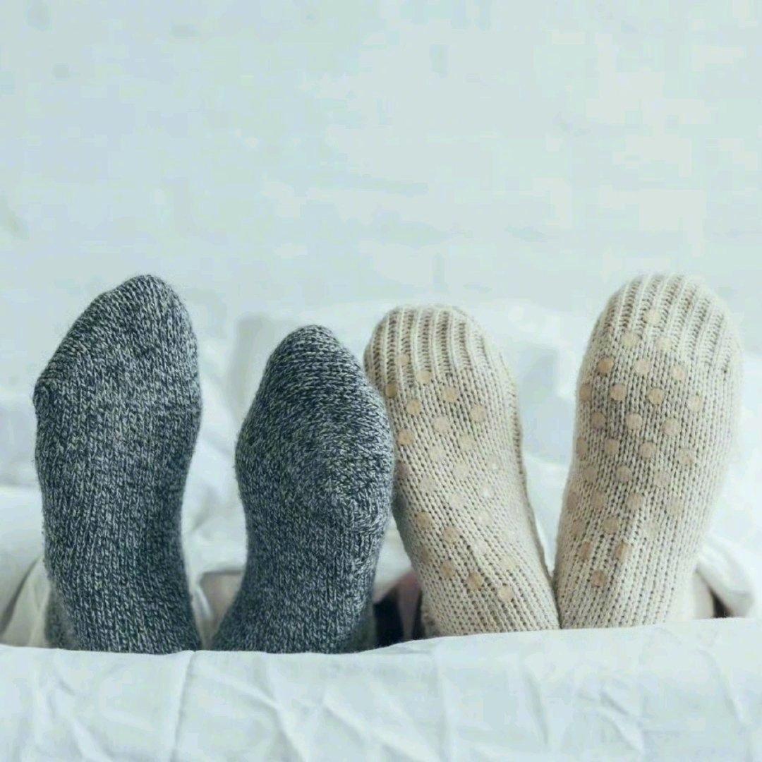 最近有个话题在网上挺火，说是穿袜子睡觉能让入睡时间缩短7.5分钟。这可不是啥小道