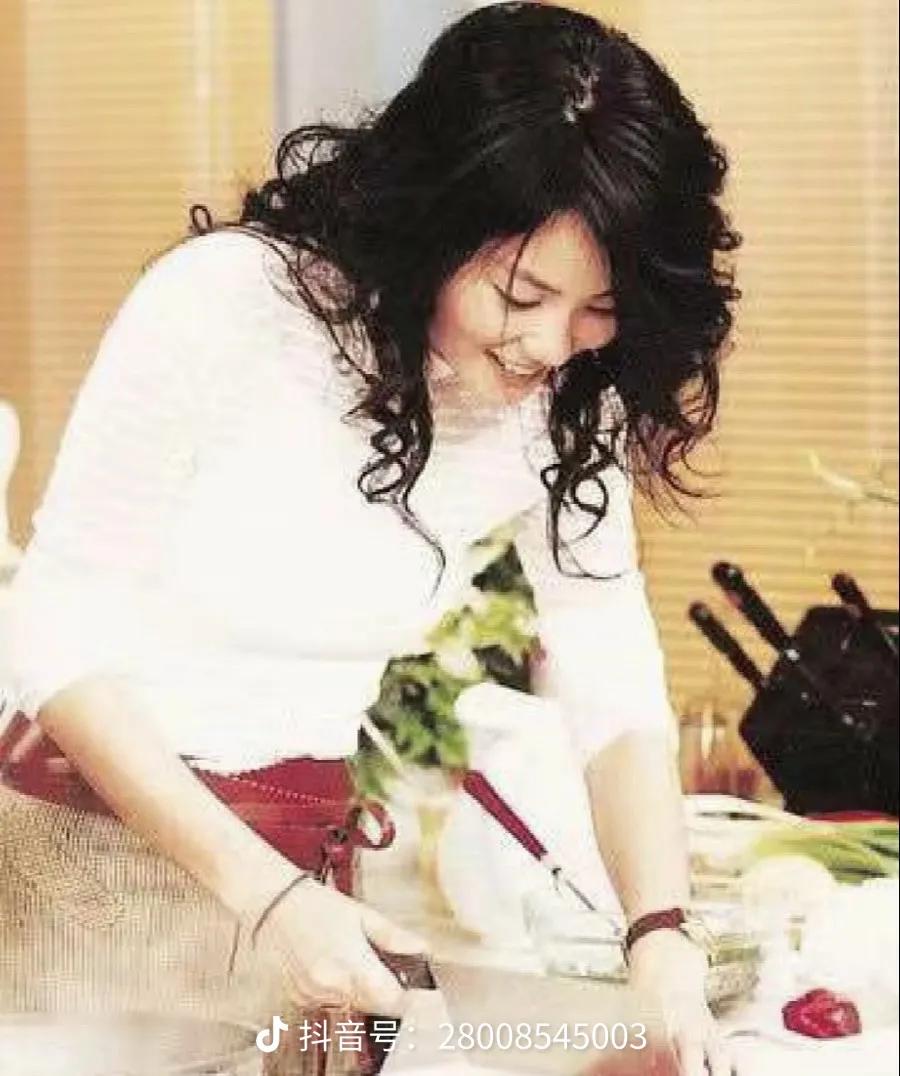 为什么很多人都欣赏王菲?大家喜欢王菲，主要是她太“真”了。唱歌从不炫技，嗓子一