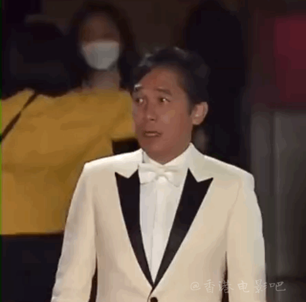 不知道你看到这个消息是什么感受，反正我觉得挺难评的。就是这个事：梁朝伟看电影