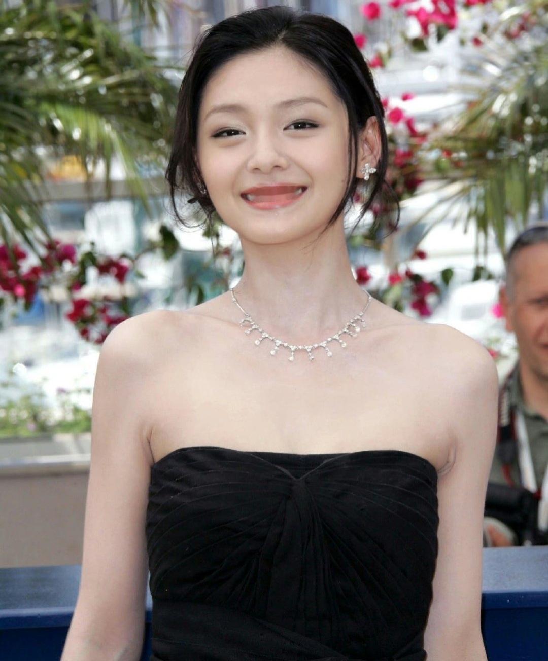 大S雕像揭幕仪式刚落幕，全网都在吐槽设计的雕像根本不像大S啊！本来还挺期待