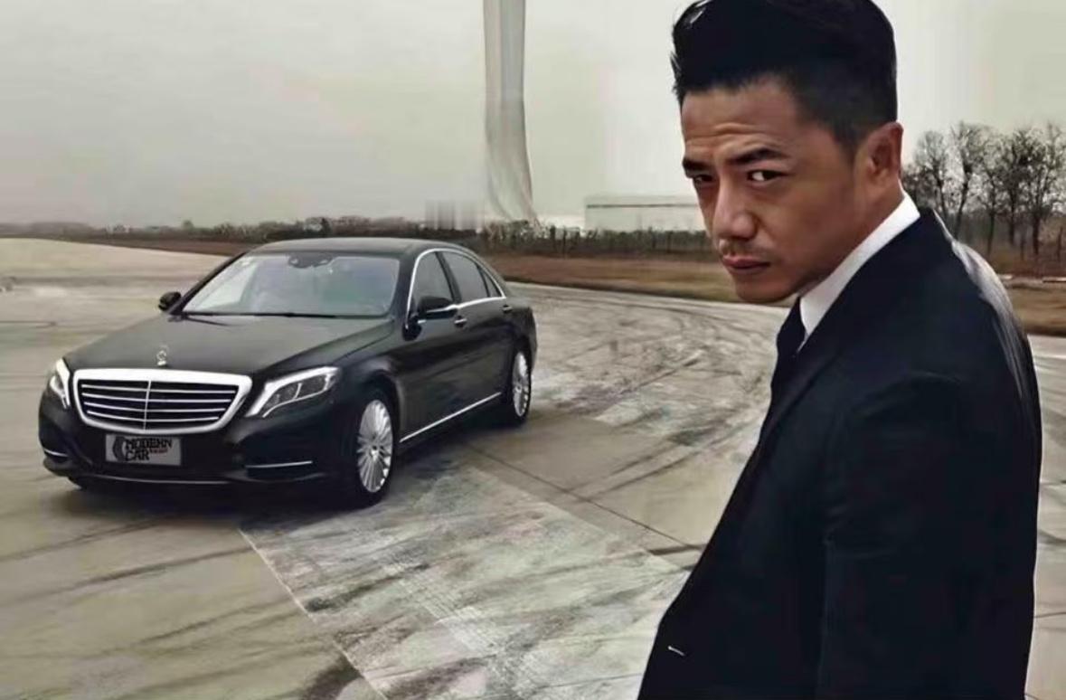 段奕宏和奔驰也拍过？[笑着哭]图一像混社会的，图二像大领导[笑着哭]​​​