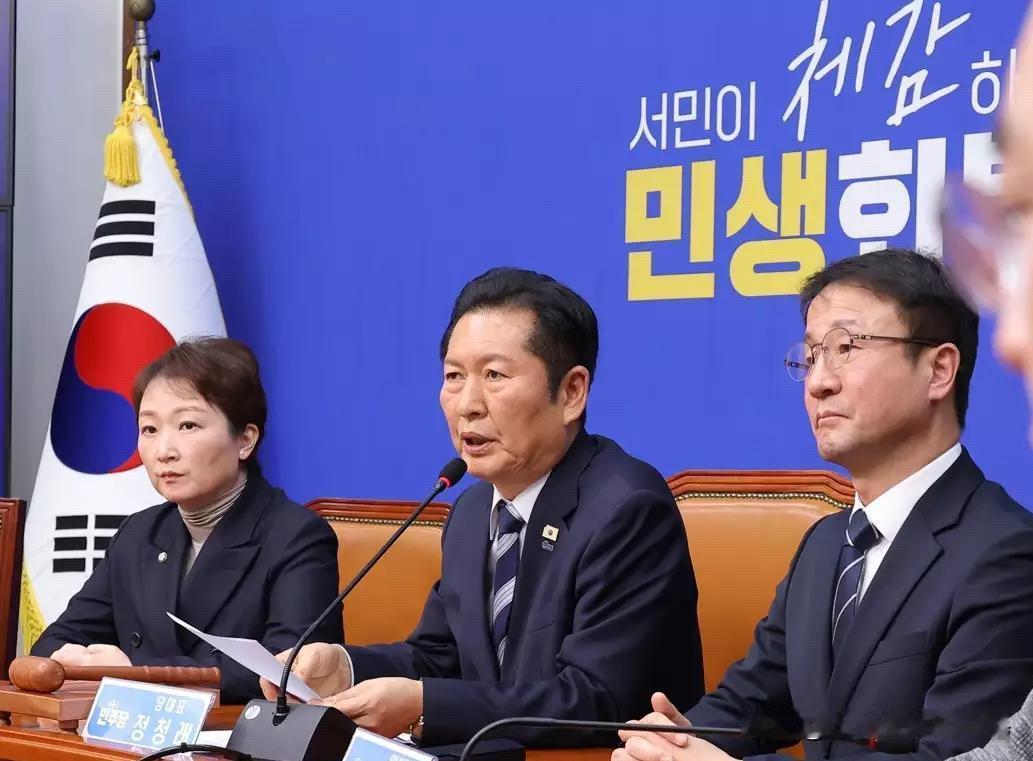 2月19日，韩国共同民主党党首郑清来对尹锡悦被判无期徒刑表示强烈不满，称该判决未