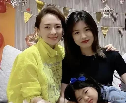 章子怡对小苹果好也很正常，因为因为他们这种大明星家庭，一切生活类的事情都有保姆干