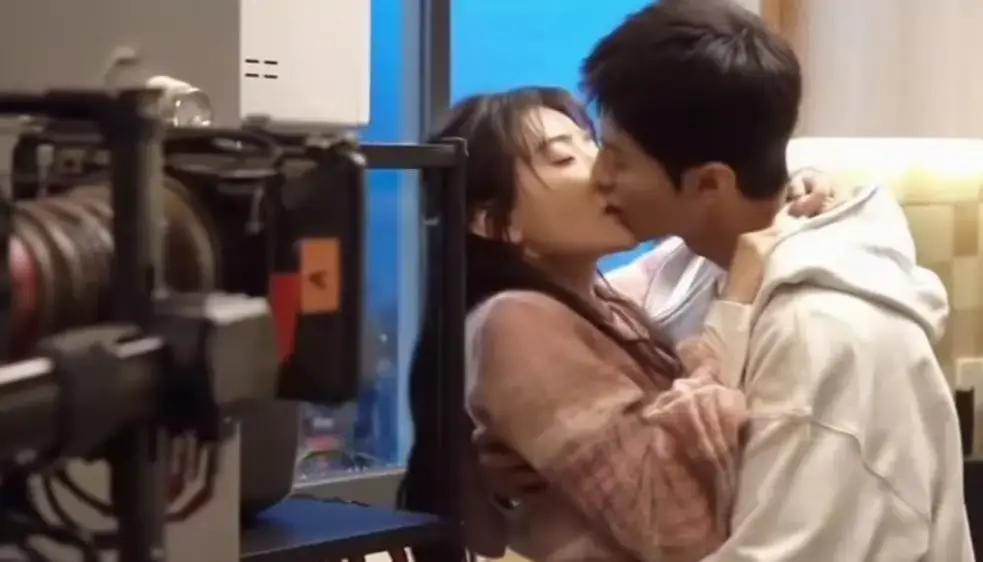 62%的年轻演员，悄悄在合同里签下了同一个条款：禁止导演的即兴吻戏。这不是