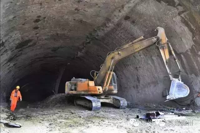 工程于2015年4月正式开工建设,采用削竹式洞门,为分离式隧道,左幅长