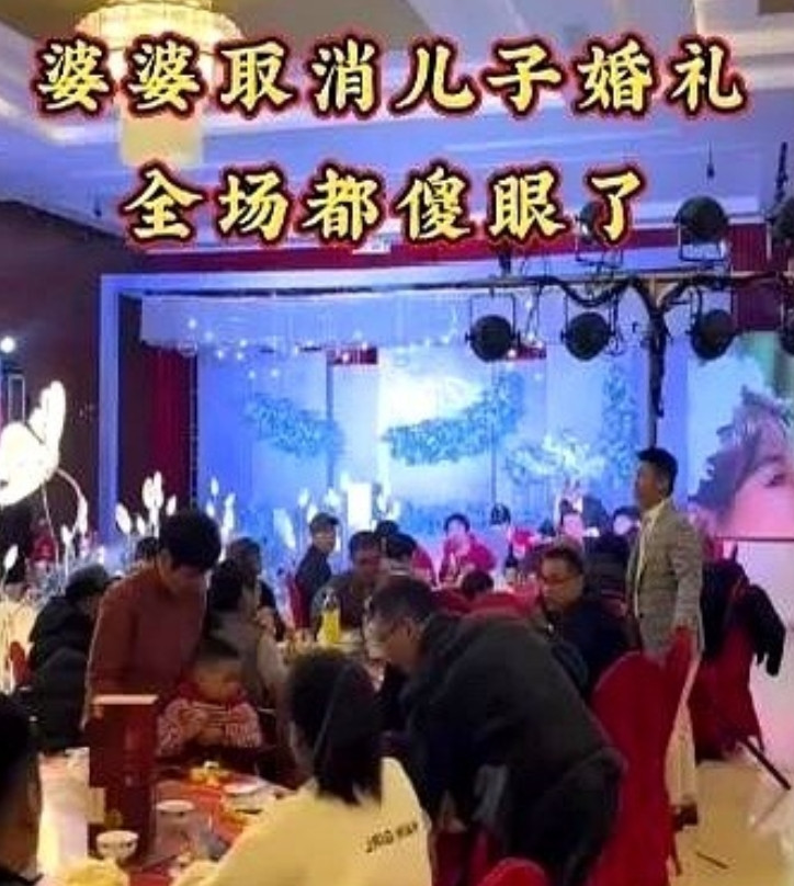 在婚礼上，新娘说道：“改口费得20万，少一分我都不会叫你妈妈。”婆婆听完，摘下了