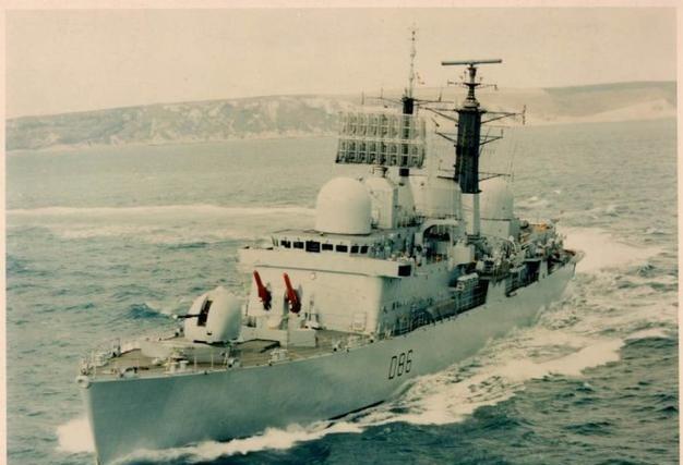 1982年在马岛，英国核潜艇发射3枚鱼雷，阿根廷巡洋舰葬身海洋，323人阵亡。阿