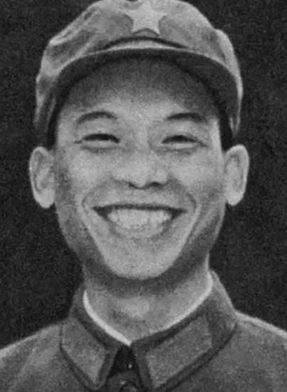 1979年，解放军一名走失的战士正在越南的农田里挖红薯，突然迎面冲过来七八名越军