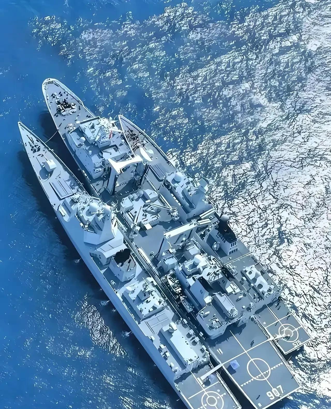 它们同框时：907号“骆马湖”舰属于903A型综合补给舰，2016年7月15日正