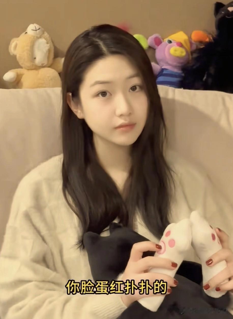 难怪向涵之身上有一种超出年龄的「成熟感」，原来也是一个「离异家庭」长大的孩子。