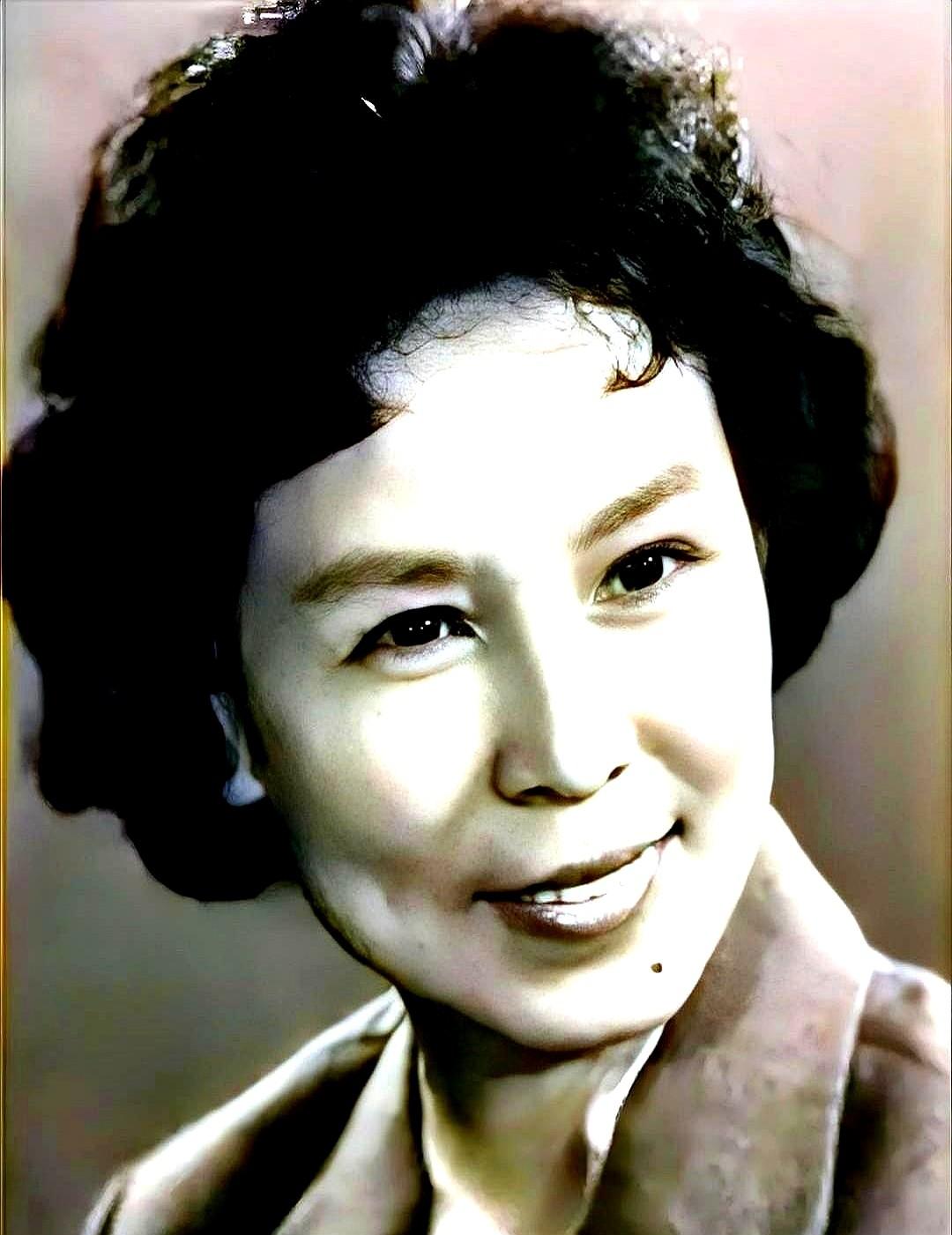 一说话就拿手捂嘴，眼珠子滴溜溜乱转。这个形象，是不是一下就想起了谁？这位老戏