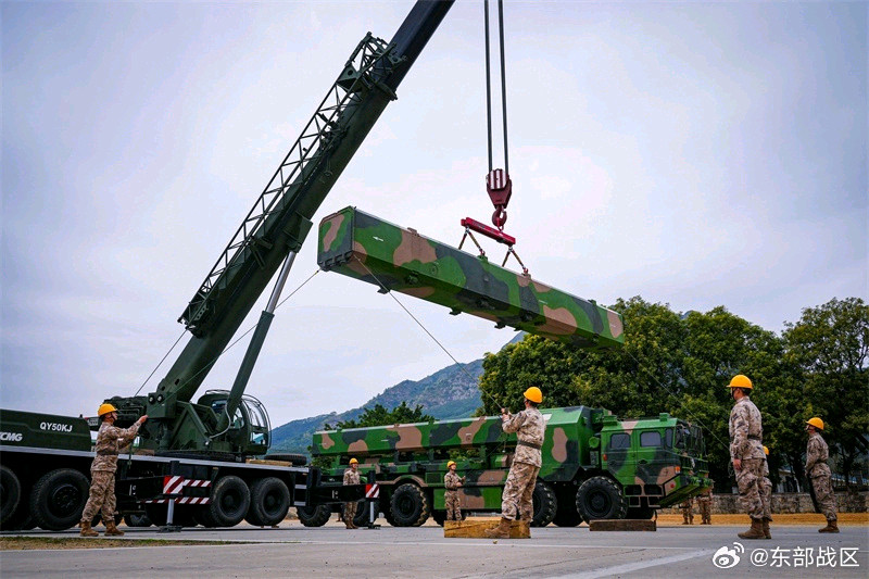东海某团鹰击-12B岸舰导弹吊装镜头不多见，图3-4为之前烽火问鼎计划中国海军