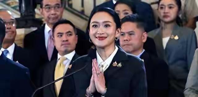 有人说泰国总理阿努廷的背后有军方和王室，泰王玛哈会真心站在谁的身后吗？泰国看是泰