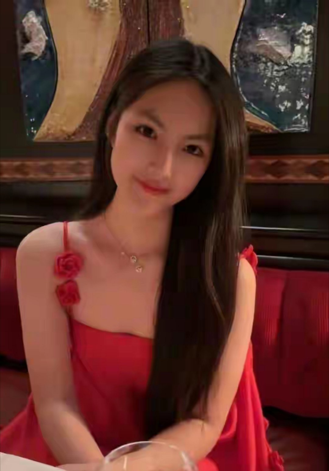 王诗龄过着西式生活在英国过年，吃年夜饭戴着30万的珠宝首饰