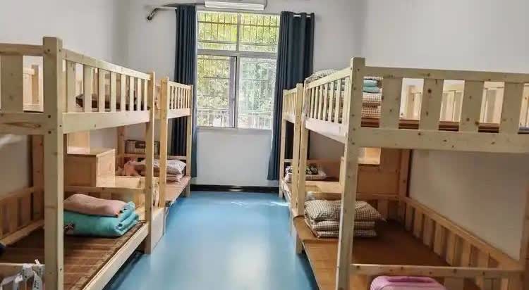 “留级”前几天组团去一个村里进行心理服务，一个6岁女孩的妈妈说，想让孩子