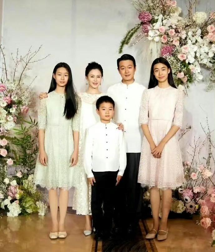 多标准的传统式家庭，郎才女貌的夫妻育有两个女儿一个儿子，简直就是理想型。每