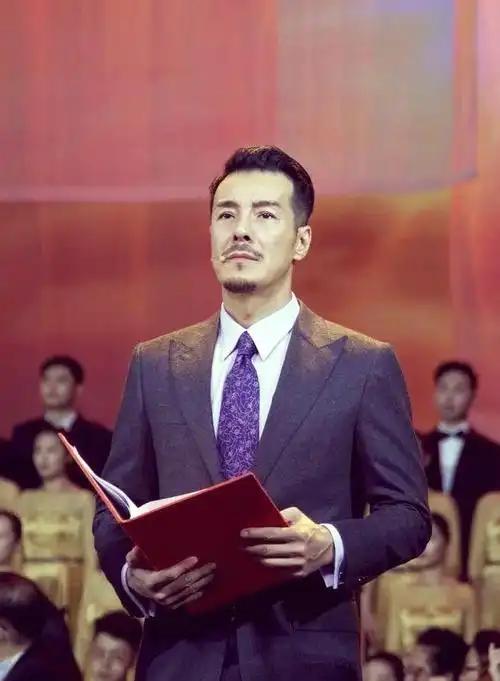 父亲是央视领导，他偏不当关系户，娶二婚妻子，46岁才走红，这个男人叫于鹏，后来改