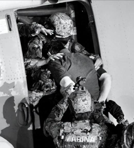 1985年，美国一名缉毒特工，惨遭墨西哥毒枭报复，全身骨骼折断，一根长钢钉钉入头