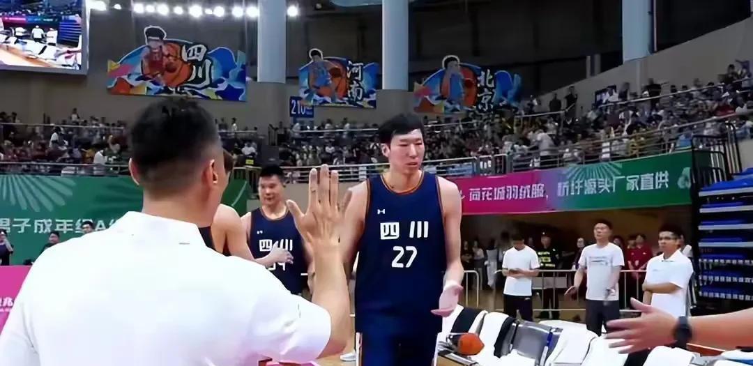烧钱堆砌的豪华阵容在实战中不过是个易碎的花瓶。砸600万买周琦的闹剧，在技术台