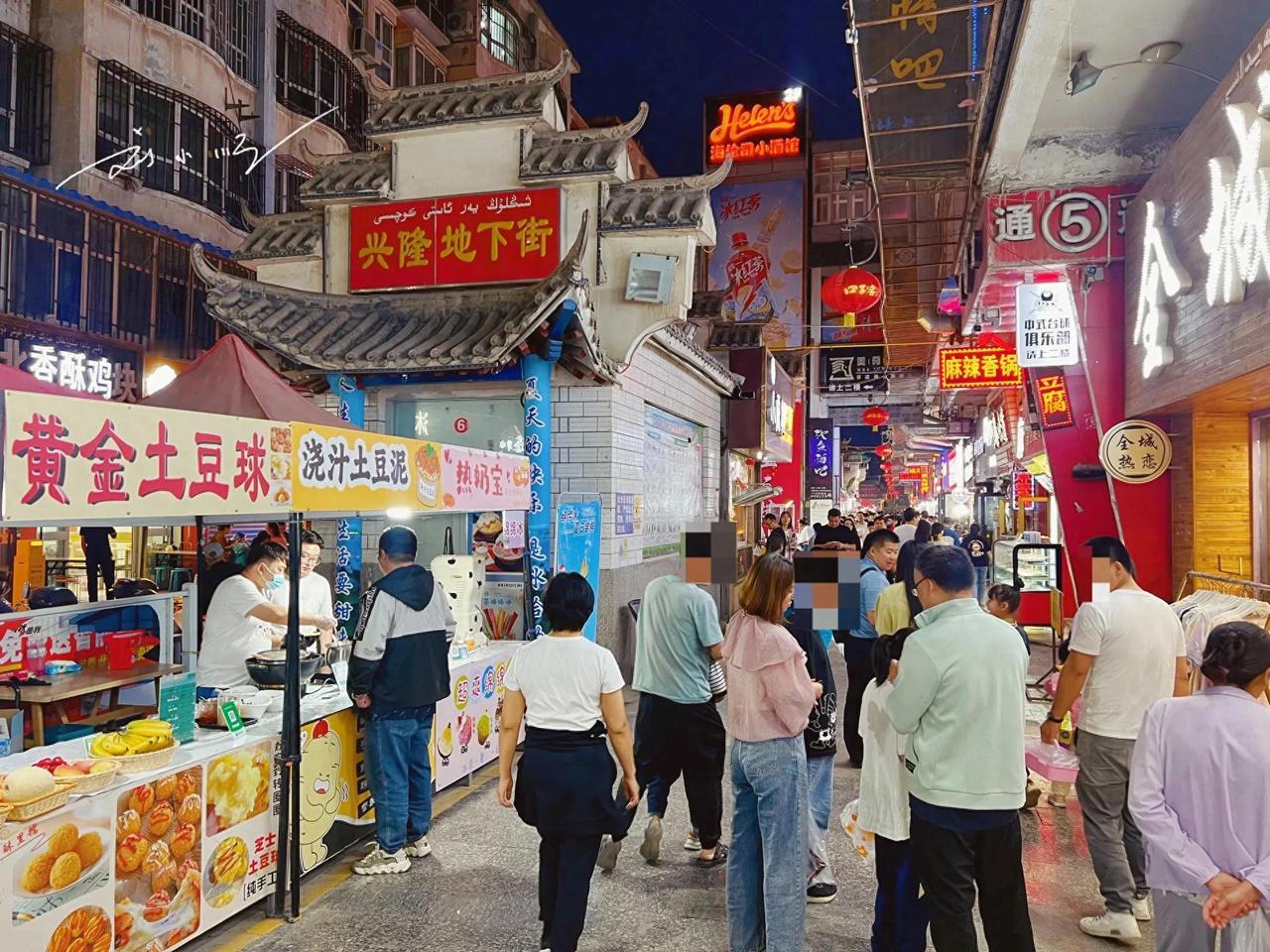 新疆阿克苏市（阿克苏地区首府）位于我国新疆维吾尔自治区中部，旅游资源丰富。前段时