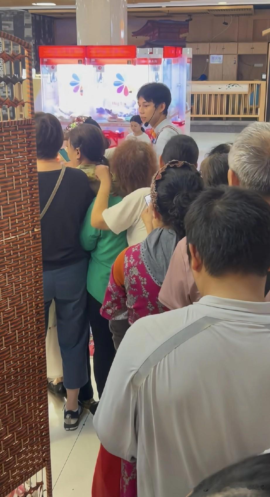 西贝排队现场堪比战场，一群老太太差点干起来！这场景你敢信逛个商场，竟被西贝