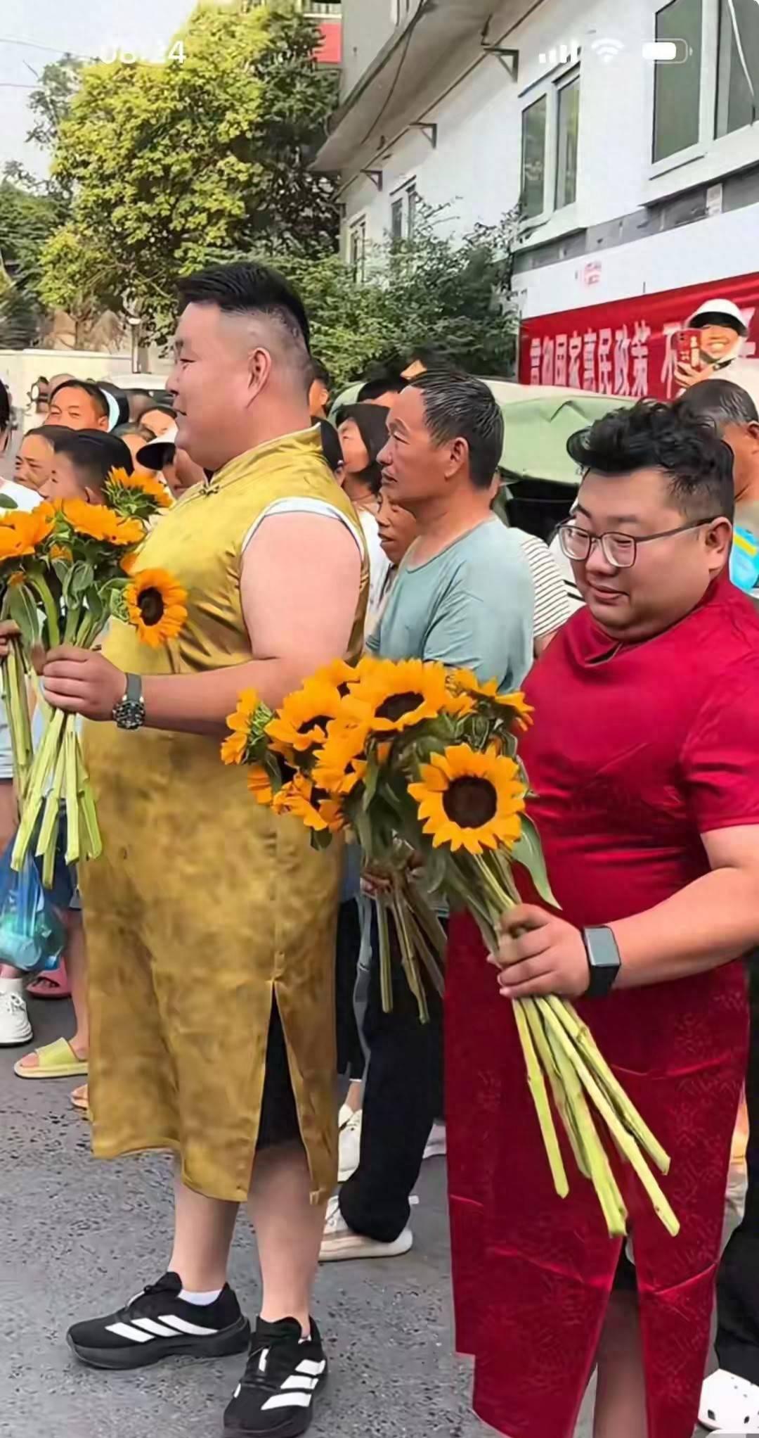 高考场外″群魔乱舞″，老爷们穿旗袍举向日葵，孩子都嫌丢人！高考