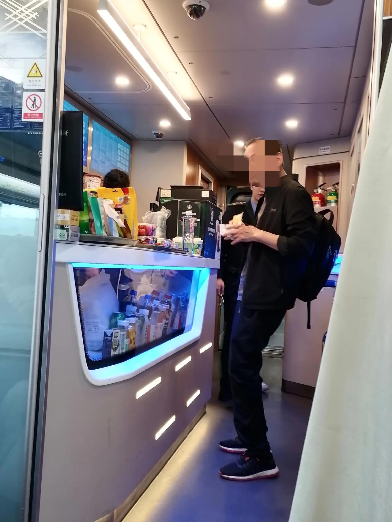 在高铁上，我的座位正好面对食品售货柜台。常州北站匆匆上来一个40岁左右的男人，对