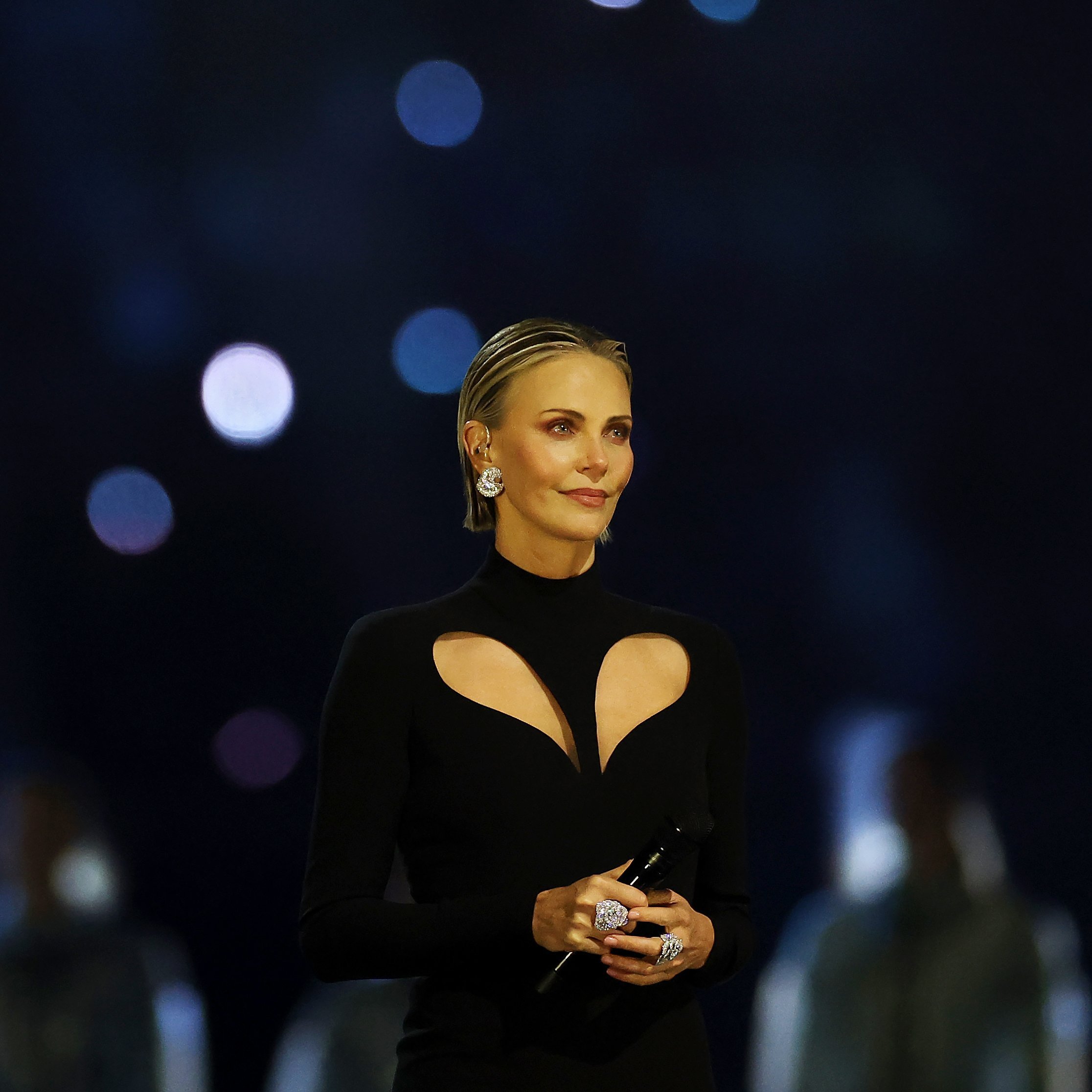 CharlizeTheron｜冬奥会开幕式姐这状态未免也太太太好了吧！裙装