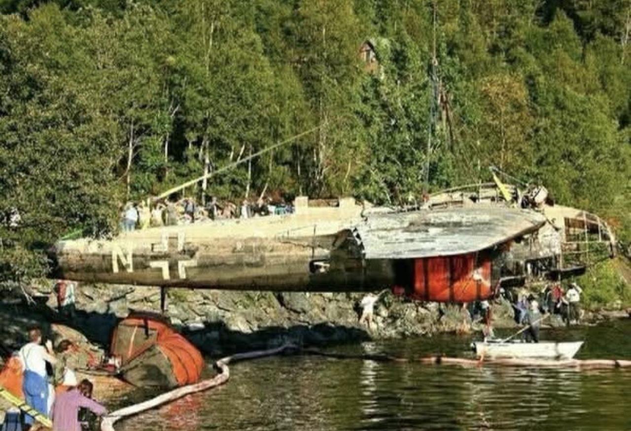 挪威，2004年一架亨克尔He111轰炸机在水下沉睡64年后，被从特