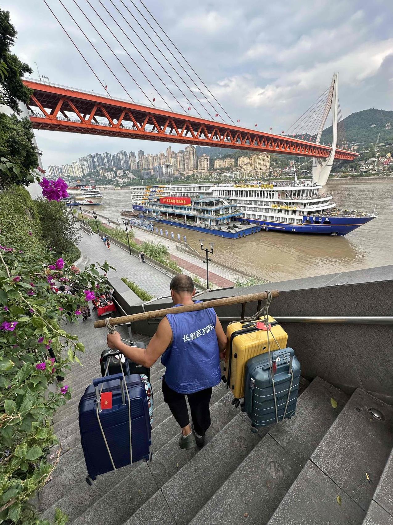 五星级豪华游轮，美维凯璇号，乘客是不用自己辛苦搬行李的，因为船方请了很多重庆棒棒