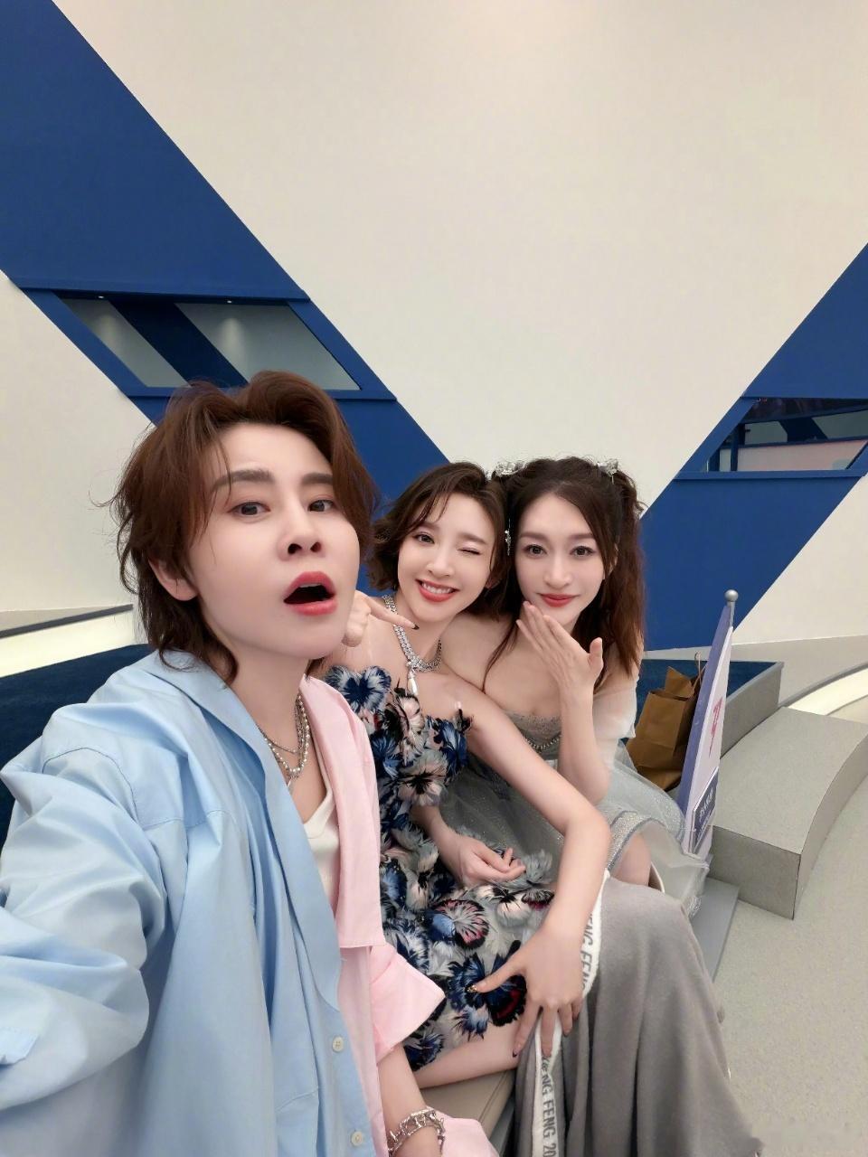 唐艺昕任何时刻我们都值得被欣赏甜妹也能酷飒全开！唐艺昕浪姐舞台突破自我，每一步都