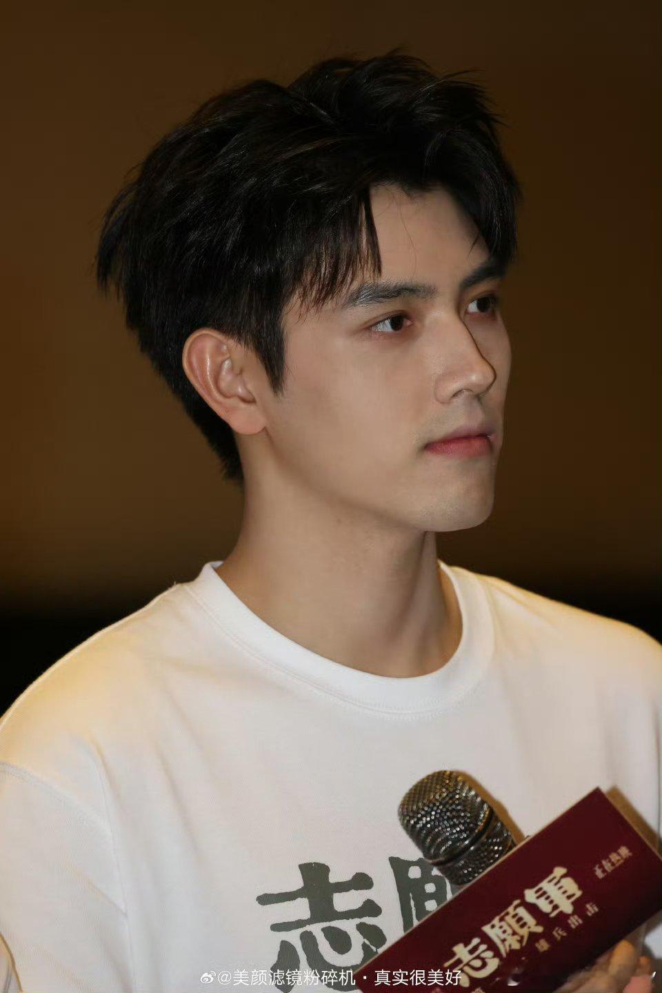陈飞宇王星越陈飞宇王星越美颜滤镜官方生图品鉴，来看看哪位是00生撕漫脸？
