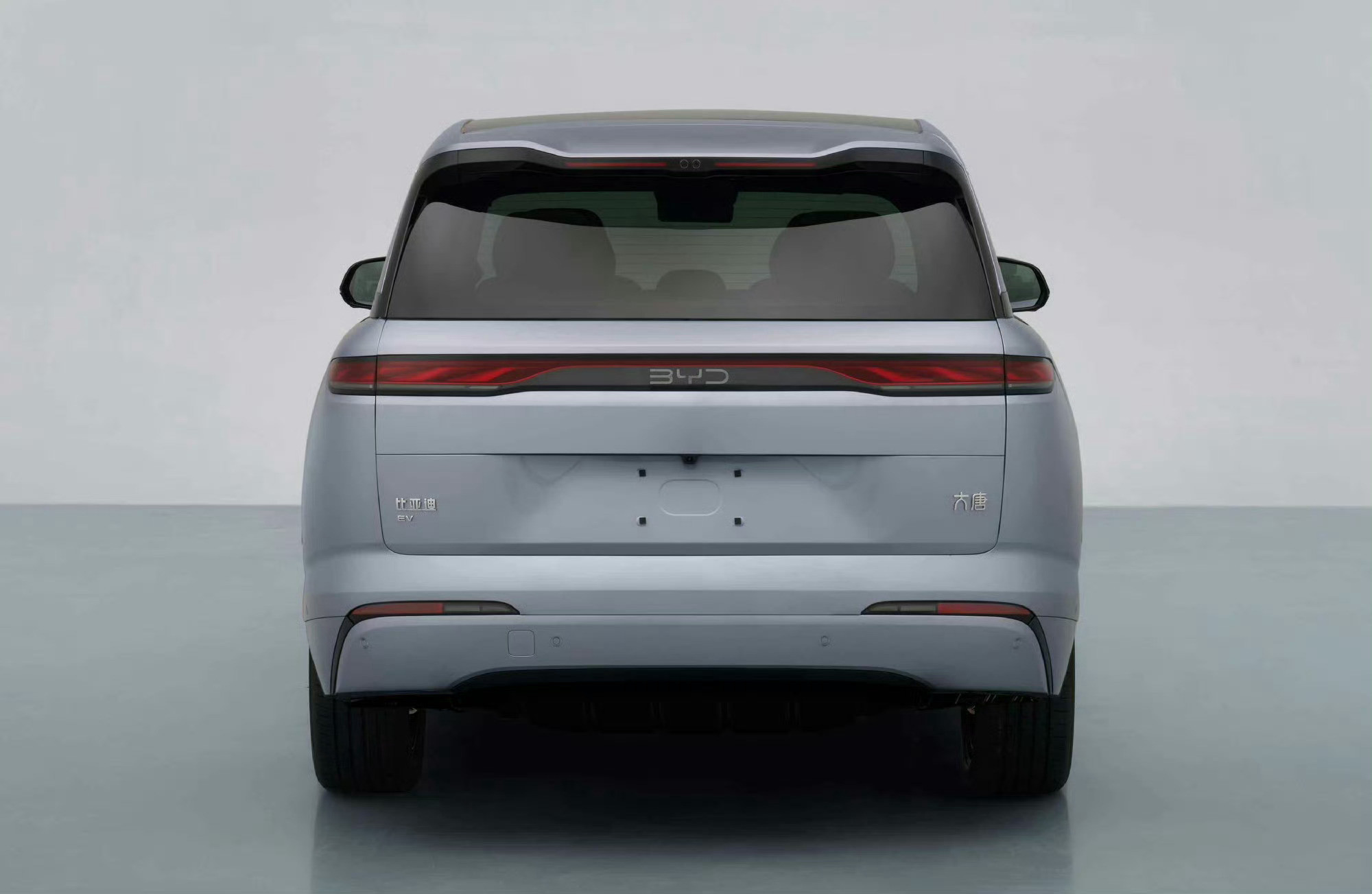 比亚迪大唐定位是全尺寸旗舰纯电SUV，车长/轴距：5263mm或5302mm（选