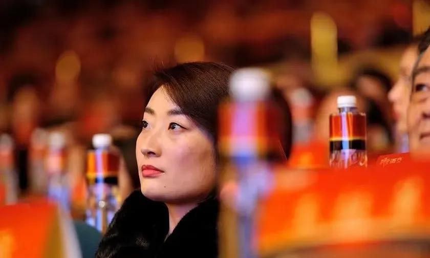 杜建英怕是气得牙痒痒财新网说，宗馥莉能继承遗产，是因为老宗生前并没有和施幼珍离