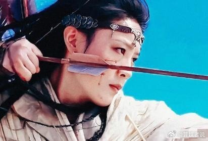 别信什么“为武侠续命”的漂亮话。先看看账本。《镖人》对外号称成本7亿。吴京自己砸