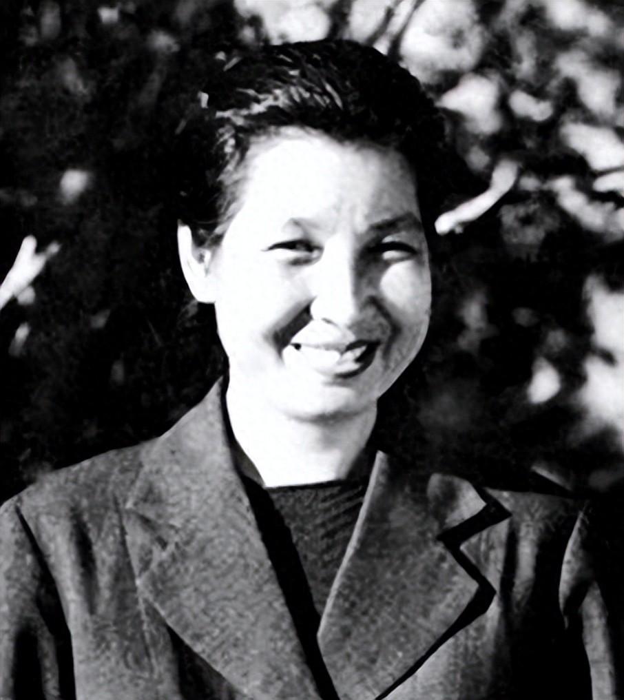 1951年的冬天，井冈山脚下的山风透骨。村口的小路上，一个年轻农民挑着粪桶，肩头