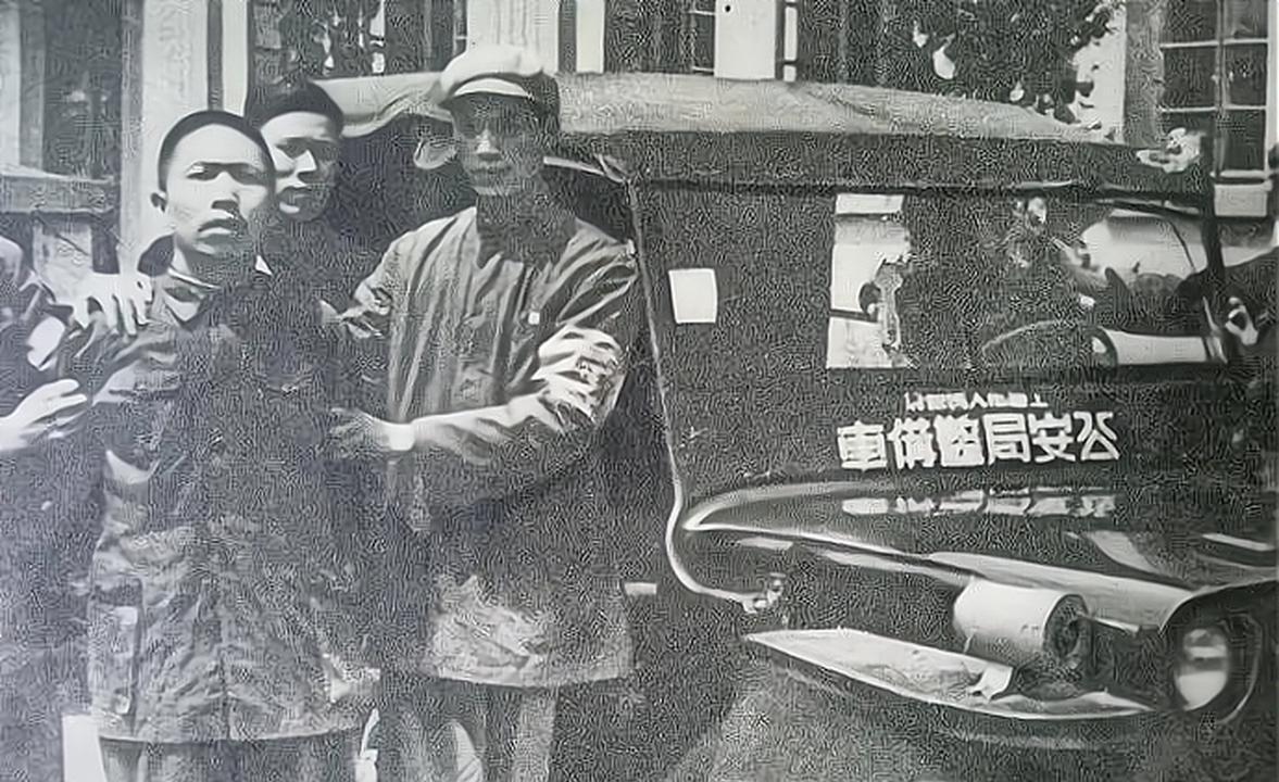 1949年11月30日晚，重庆的特务们按计划撤离市区，躲入一个山洞，毛人凤一看，