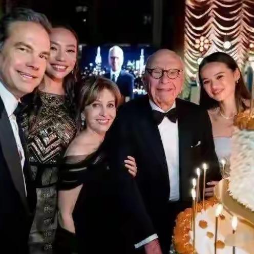 默多克95岁了，前不久家人们给他举办了生日晚宴。宴会上，默多克的身体状况还不错，
