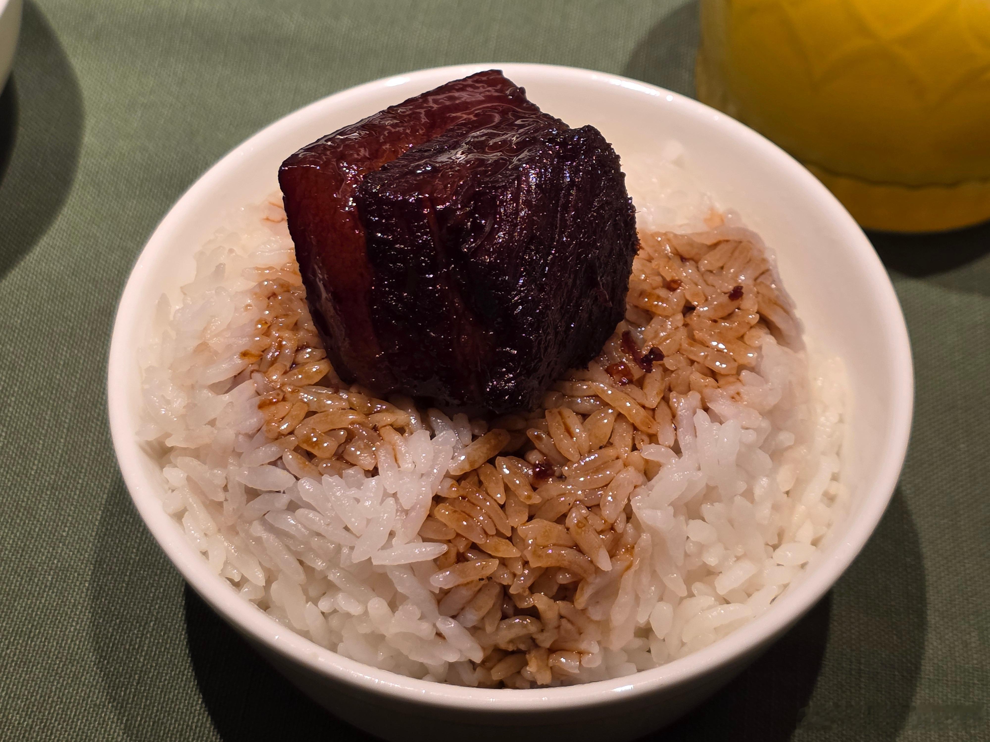 今日晚饭上海老吉堂这个红烧肉也太香了，直接汤泡饭性价比最高的是葱油拌面，20一份
