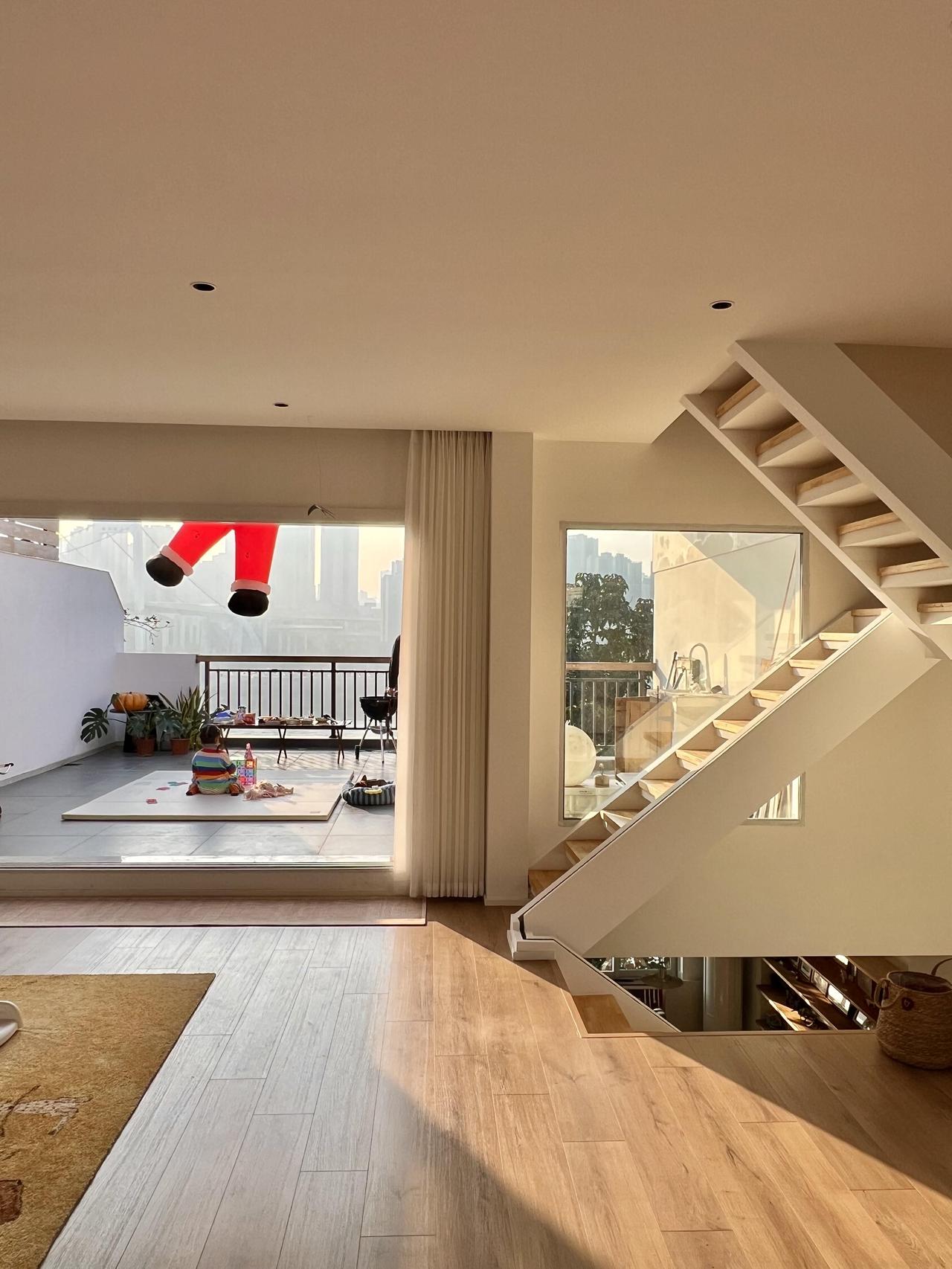 朋友们说：你这200万的房子，单江景就值100万！重庆一位女生晒出自己300m