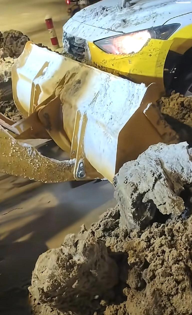 昨天夜间沈阳下了很大的雪，但是马路旁边依然有很多违停车辆但是很多人今天上班的时