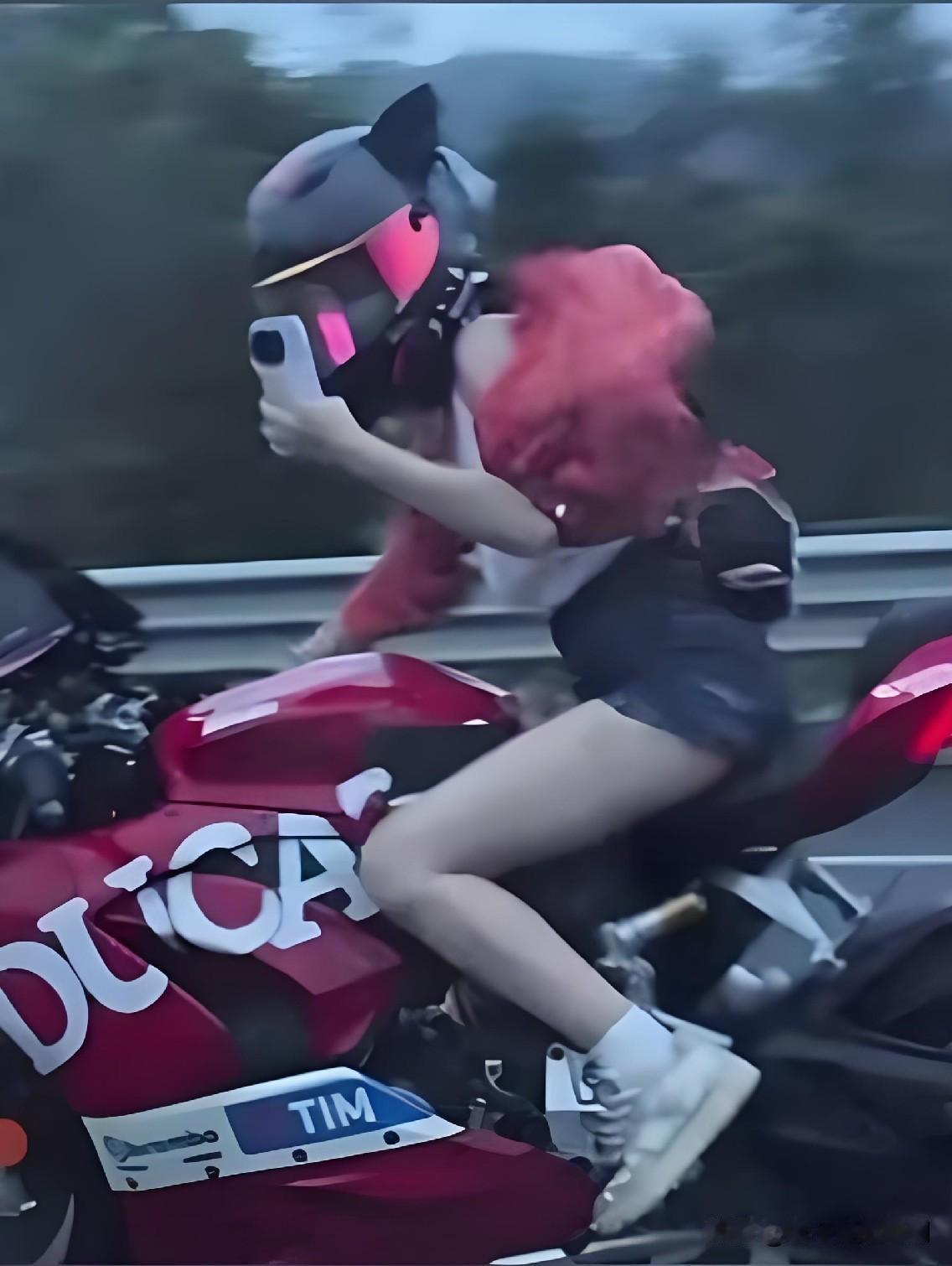 近日一段视频在网上炸锅，G15沈海高速上，一名女骑手骑红色杜卡迪狂飙到200多公
