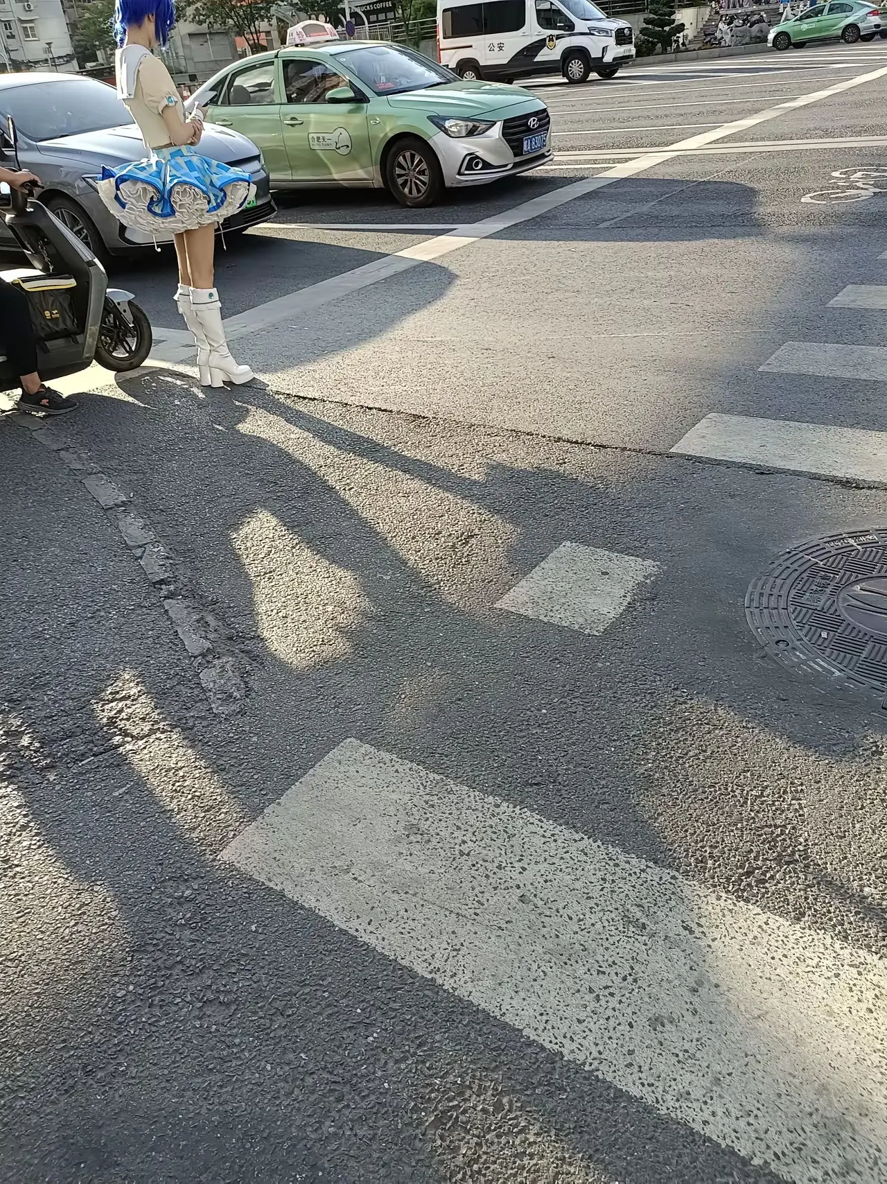 出门买菜回来的时候看到的，穿成这样真的好看吗？