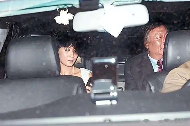 我记得，刘嘉玲和郭台铭结伴出游、手牵手出双入对的时候，她公开、稳定的男友是梁朝伟