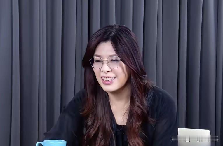 郑丽文是一个精明的女人，她早已经算准了现在这个局面，要两边通吃，哪一边都不能得罪