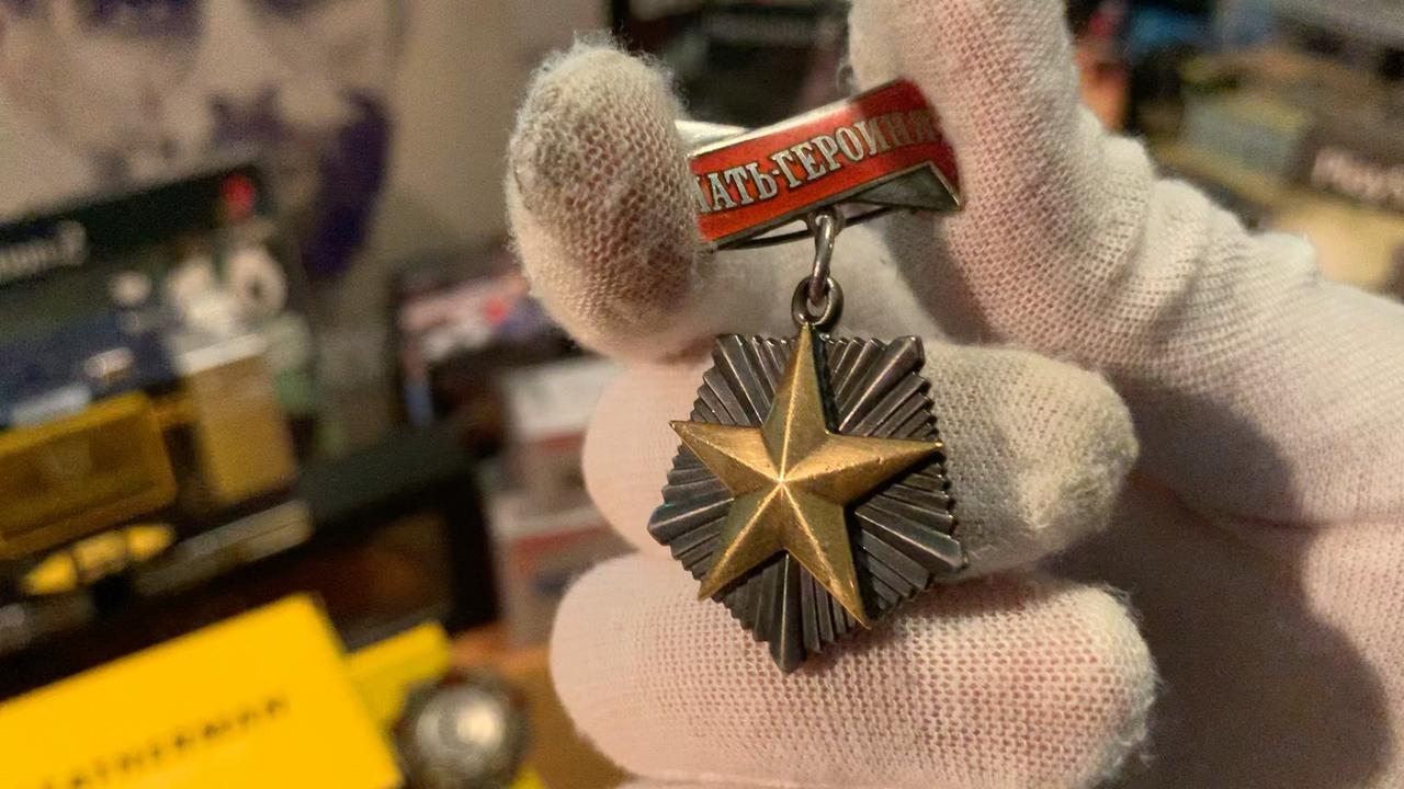 苏联高等级勋章基本都用真金来做，苏联英雄勋章用了21克黄金和12克白银制作，颁发